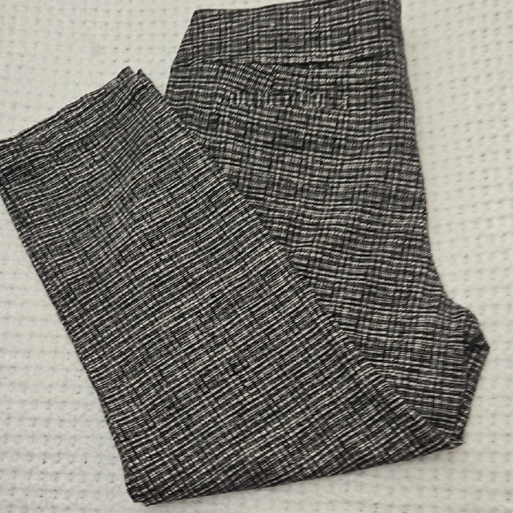 Anne Klein Black and White Textured Capris - Picture 10 of 10